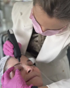 Dermatologista tratando flacidez nas pálpebras.