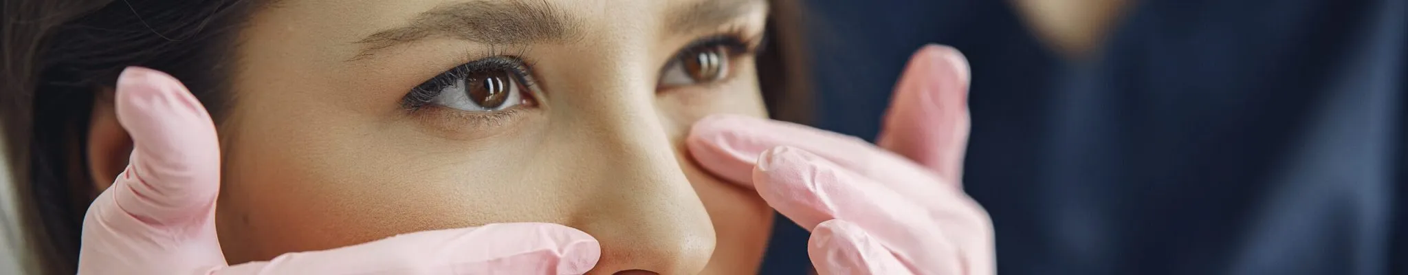 Mulher com uma dermatologista analisando seu rosto Região periocular. Pálpebras inferior e superior.